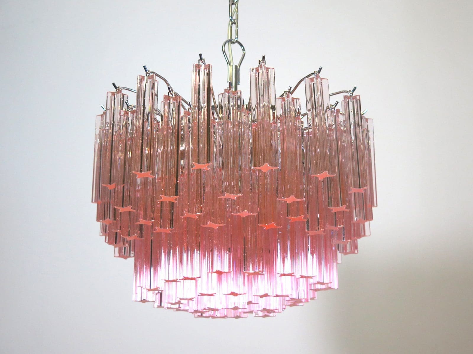 Fantastisk vintage Murano lysekrone lavet af 107 Murano krystal prismer i en lyserød farve i en nikkel metalramme.
