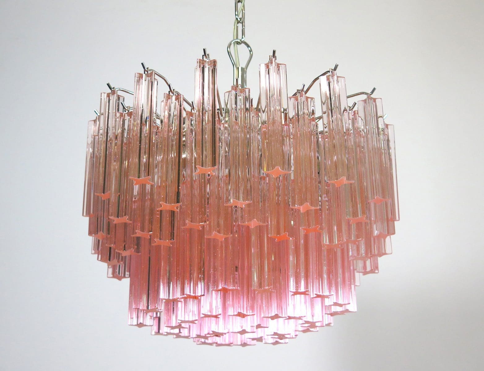 Fantastisk vintage Murano lysekrone lavet af 107 Murano krystal prismer i en lyserød farve i en nikkel metalramme.