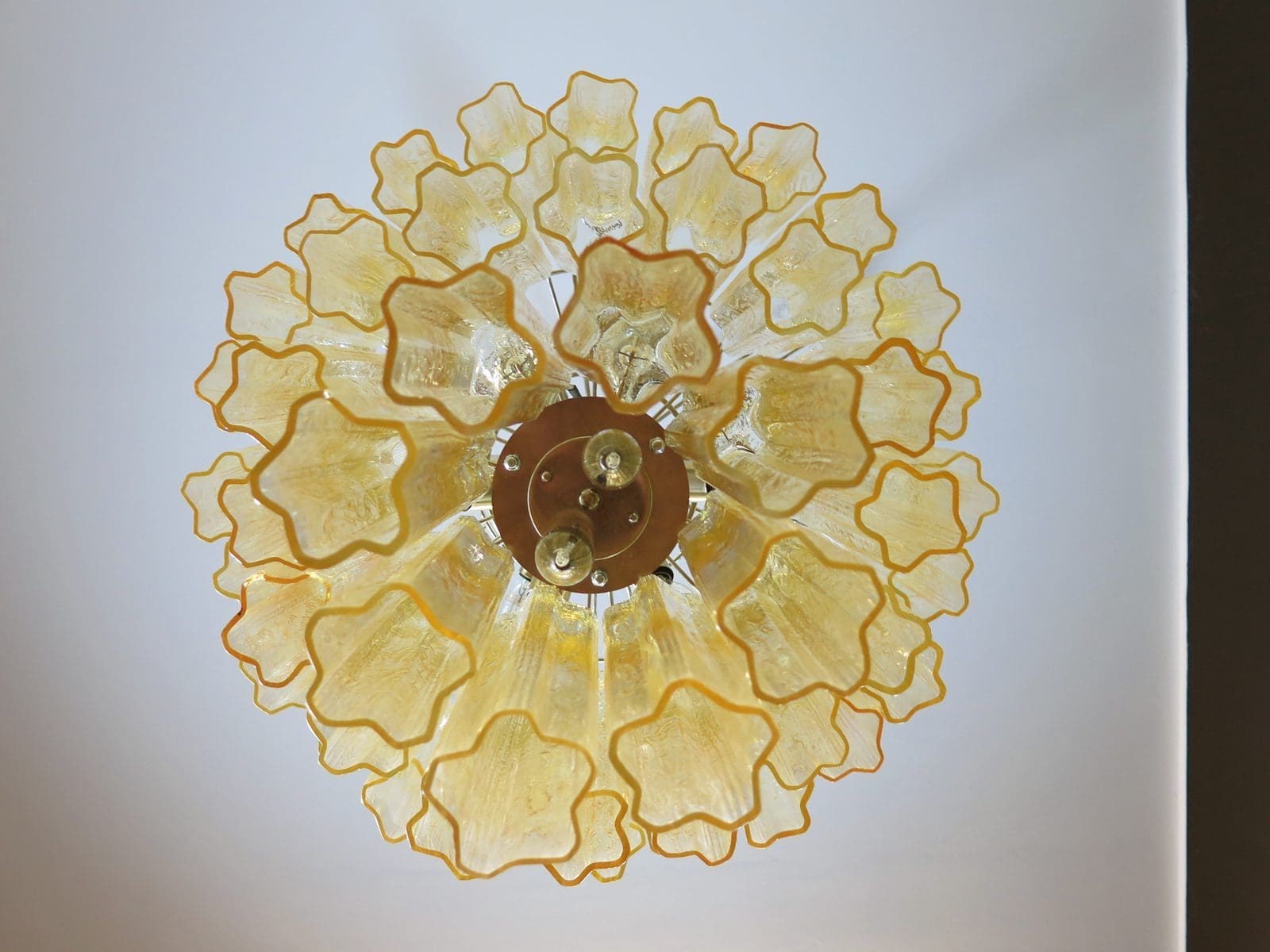 Italiensk vintage lysekrone i Murano-glas og forniklet metalstruktur. Det pansrede polerede nikkel understøtter 48 store klare gule glasrør i stjerneform.