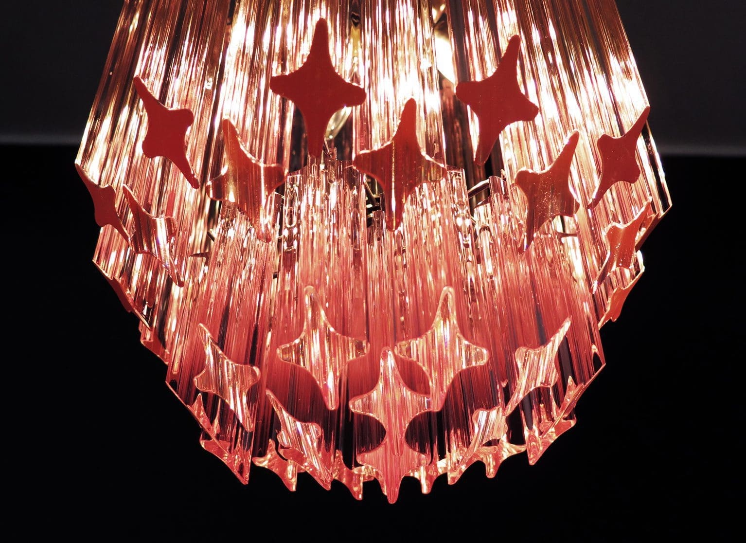 Fantastisk vintage Murano lysekrone lavet af 55 Murano lyserød krystalprisme "quadriedri" i en nikkelmetalramme. Glasset er i 2 forskellige dimensioner: 26 større og 19 mindre.