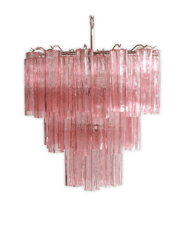 Italiensk lysekrone i Murano-glas og forniklet metalstruktur. Det pansrede polerede nikkel understøtter 48 store rosa glasrør i stjerneform.