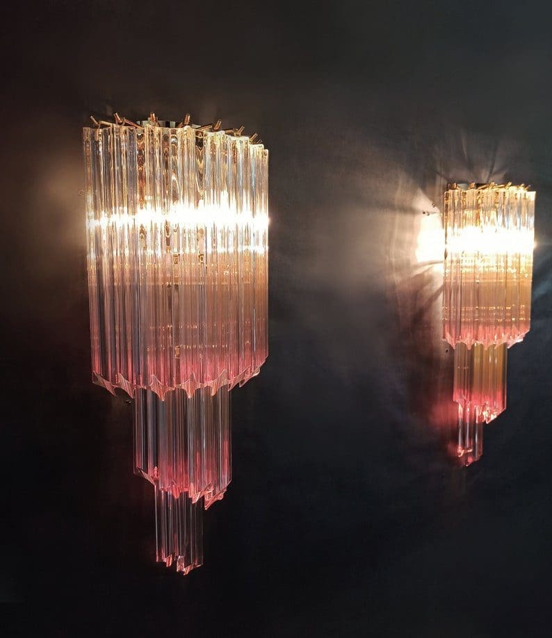 Fantastisk par Murano væglamper lavet af 16 Murano krystal prismer. Glassende har en særlig farve, gennemsigtig med lyserøde nuancer.