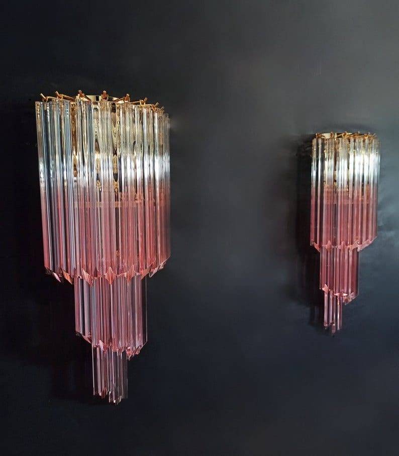 Fantastisk par Murano væglamper lavet af 16 Murano krystal prismer. Glassende har en særlig farve, gennemsigtig med lyserøde nuancer.