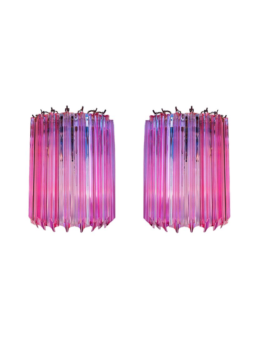 Fantastisk Murano væglamper. Hver lampe består af 9 Murano krystal prismer. Lampen hænges på væggen i en metalramme i krom. Håndlavede rosa prismer fra Murano.